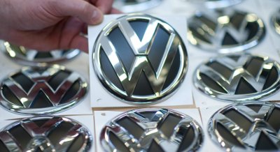 Грандиозен скандал срина акциите на Volkswagen