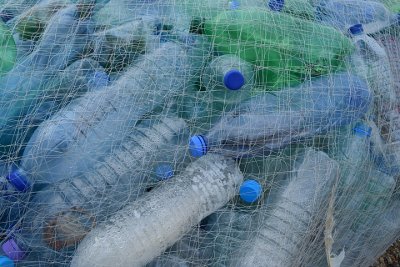 Учени откриха бактерия, която разяжда пластмаса