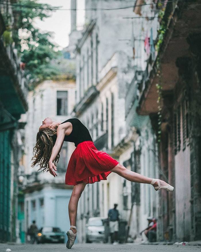 Удивителни снимки на балетисти из улиците на Куба