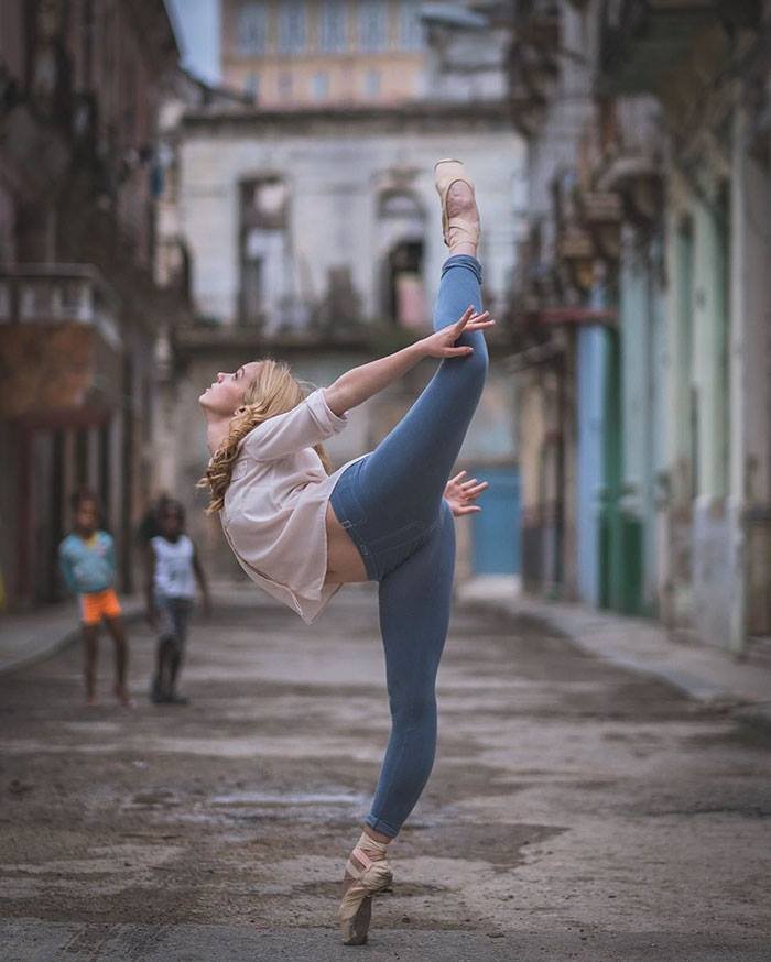 Удивителни снимки на балетисти из улиците на Куба