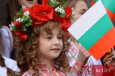 Фолклор навсякъде е като чубрица върху тирамису Фолклор навсякъде е като чубрица върху тирамису