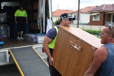 Как да местите тежки мебели без помощта на хамалски услуги