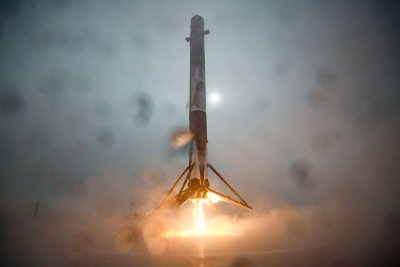 Видео с неуспешното кацане на първата степен на Falcon 9