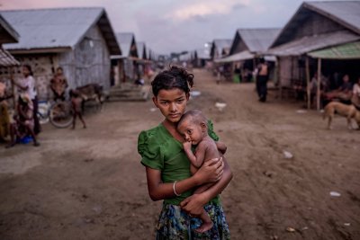12-годишно момиче от Мианмар пренася недохраненото си братче в условията на мизерен лагер