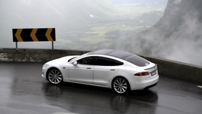 Tesla подарява коли - но ще трябва да се потрудите