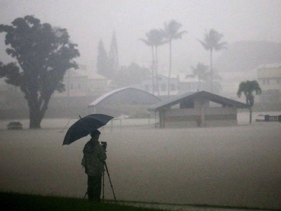 Ураганът Лейн удря Хавай с мощни ветрове и дъждове