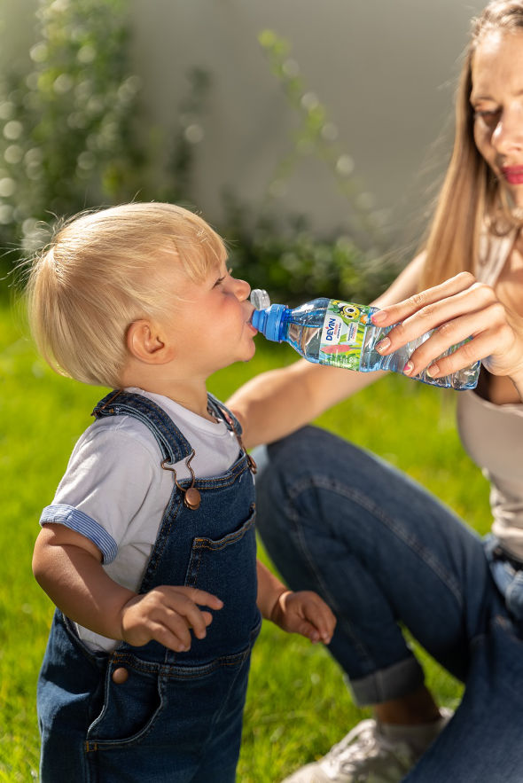 Ежедневната консумация на изворна вода действа благоприятно върху хидратацията и здравето на бебетата и малчуганите